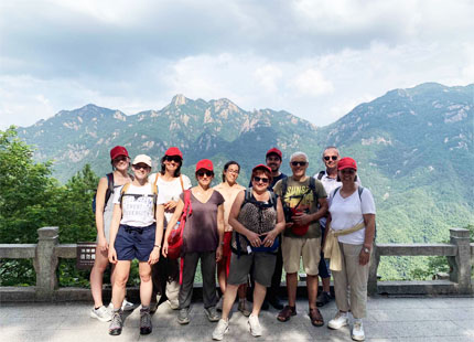 voyageurs à la montagne Jiuhuashan