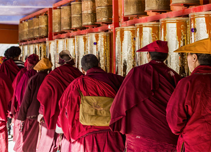 moines dans les monastères