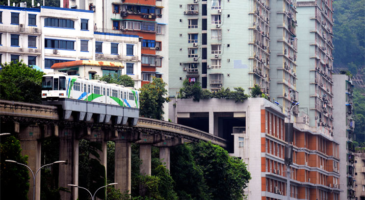 métro léger traversant des bâtiments à Chongqing