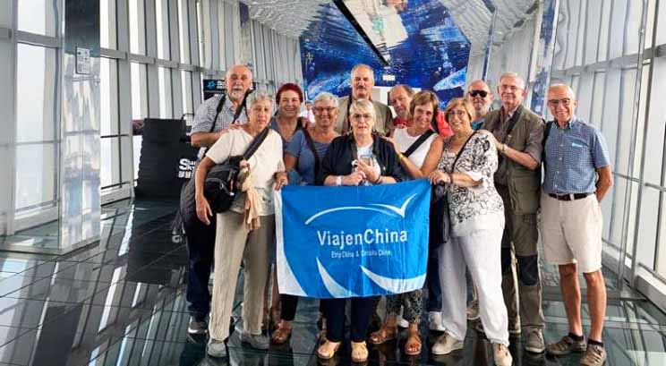 Voyageurs au centre mondial des Finances de Shanghai
