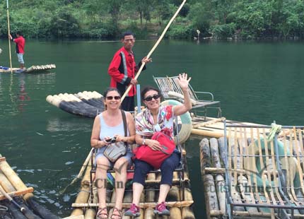 voyageurs sur la croisière de rivière Yulong