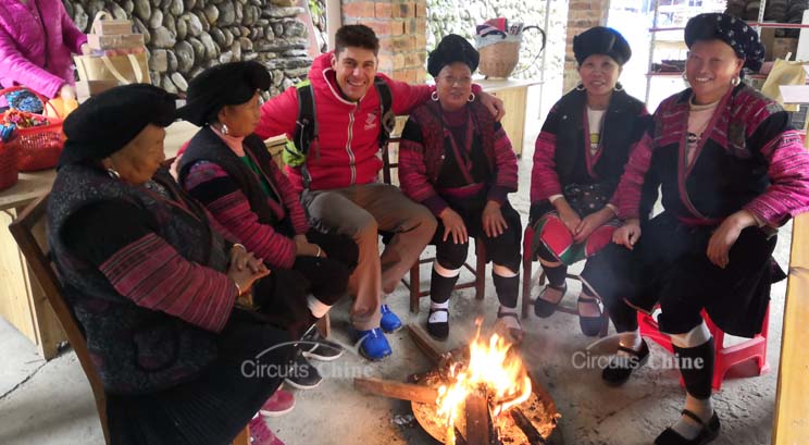 voyageur avec les ethnies des Yao à Longji