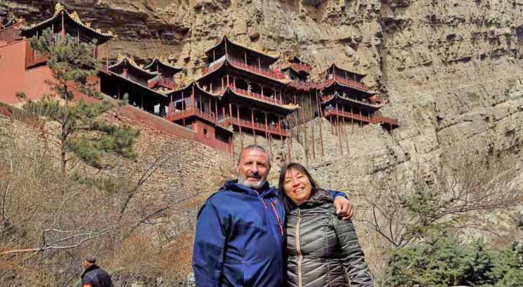 voyageurs devant le temple suspendu