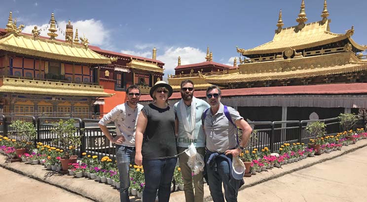 voyageurs dans le le monastère de Jokhang
