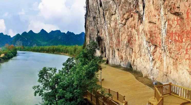 Peintures rupestres sur la falaise de Mont Huashan à Ningming