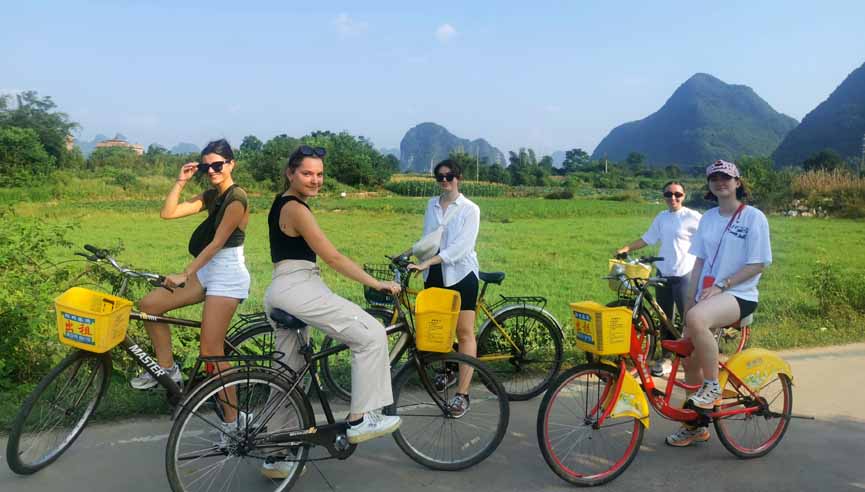 voyageurs à Yangshuo pour la balade à vélo