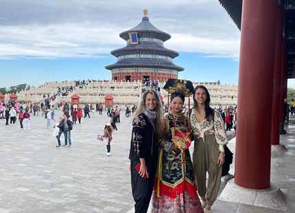 voyageurs devant le temple du ciel