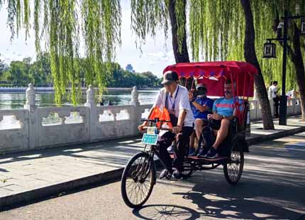 clients en cyclo-pousse dans le hutong