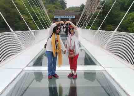 voyageur sur le pont en verre