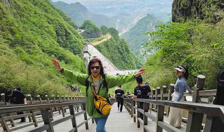 voyageur dans le mont Tianmen