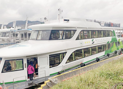 bateau de trois étoile de croisière sur la rivière LI